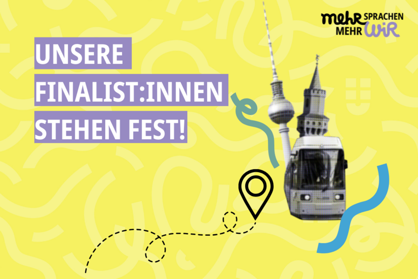 Das Bild zeigt den Schriftzug "Unsere Finalist:innen stehen fest" und einen Reisebus vor dem Alex in Berlin.