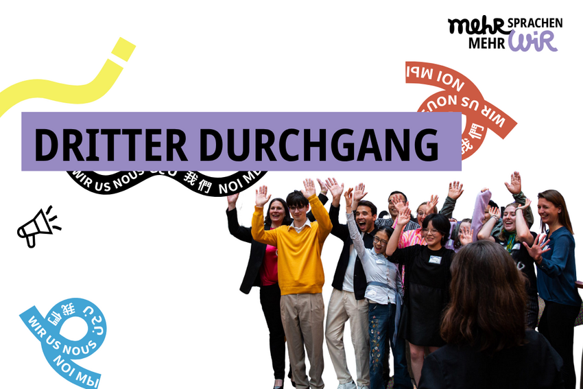 Gruppe von Menschen beim Finale von Mehr Sprachen - mehr WIR, die ihre Hände vor Freude hochreißen, Schriftzug "Dritter Durchgang"