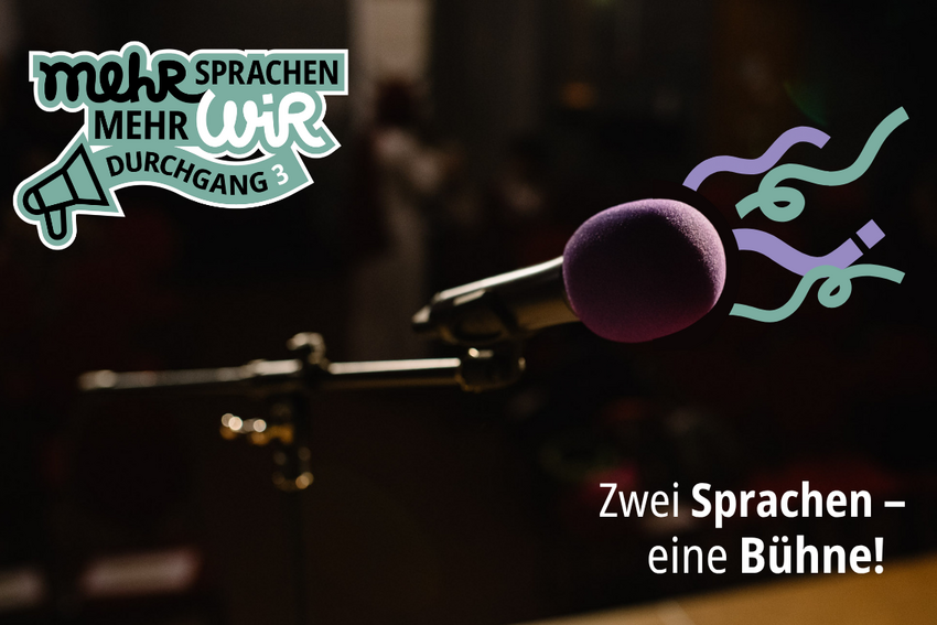 Mehr Sprachen – mehr WIR-Logo, ein Mikrofon und der Schriftzug "Zwei Sprachen – eine Bühne!"