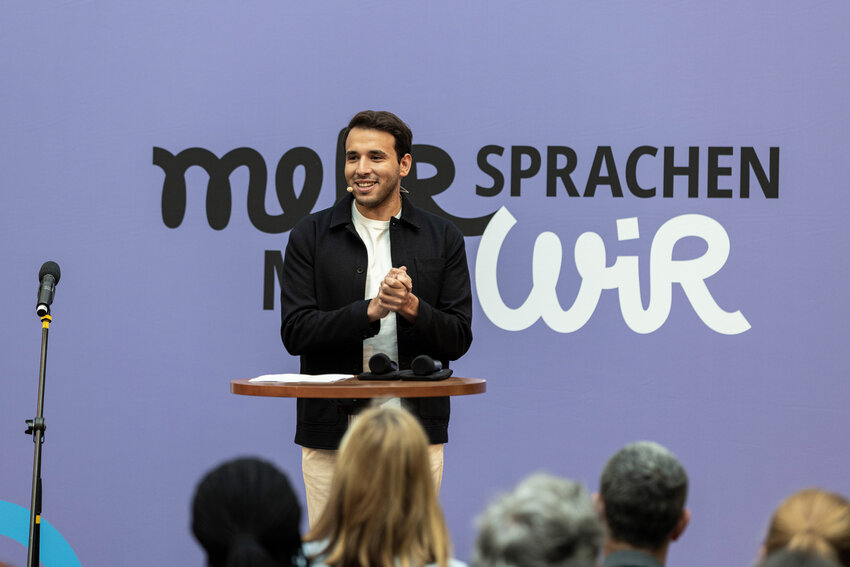 Moderator Sherif Rizkallah beim Finale von Mehr Sprachen - mehr WIR