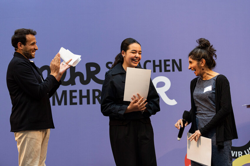 Teilnehmerin, Moderator und Jurymitglied Shida Bazyar beim Finale von Mehr Sprachen - mehr WIR