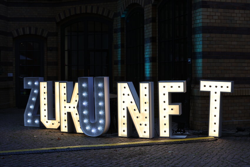 Schrift "Zukunft" in leuchtenden Buchstaben