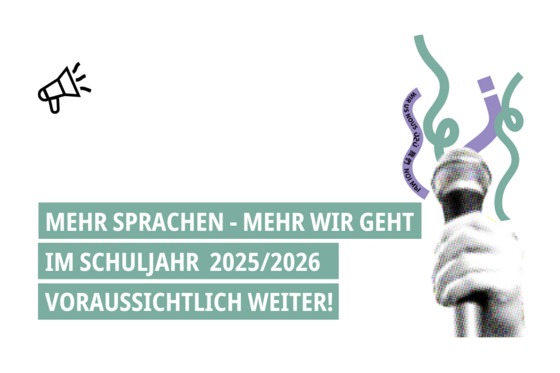 Das Bild zeigt den Schriftzug "Mehr Sprachen mehr WIR geht im Schuljahr 2025/2026 voraussichtlich weiter" und ein Mikrofon.