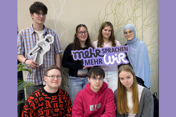 Gruppenbild von Wettbewerbsteilnehmer:innen bei der Leipziger Buchmesse