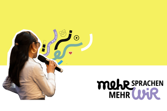 Mädchen mit Mikrofon und Logo.