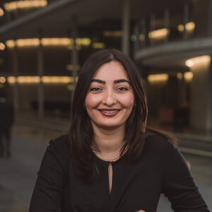 Portrait von Staatsministerin Reem Alabali-Radovan, Beauftragte der Bundesregierung für Migration, Flüchtlinge und Integration zugleich Beauftragte der Bundesregierung für Antirassismus